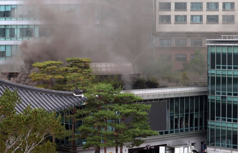 [서울=뉴시스] 홍효식 기자 = 10일 서울 종로구 조계사 한국불교역사문화기념관에서 화재가 발생해 연기가 솟아오르고 있다. 2025.06.10. yesphoto@newsis.com
