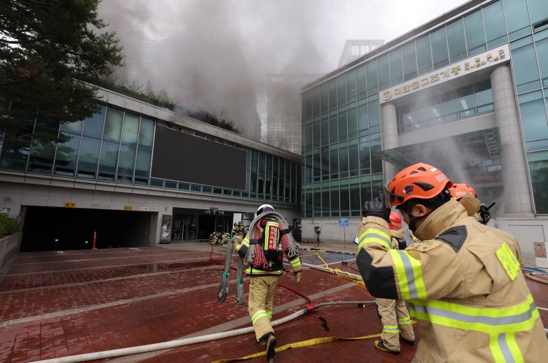 [서울=뉴시스] 홍효식 기자 = 10일 서울 종로구 조계사 한국불교역사문화기념관에서 화재가 발생해 소방대원들이 투입하고 있다. 2025.06.10. yesphoto@newsis.com