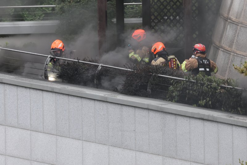 10일 서울 종로구 조계사 옆 불교중앙박물관에서 화재가 발생해 소방관들이 진화작업을 펼치고 있다. 2025.6.10/뉴스1 ⓒ News1 이동해 기자