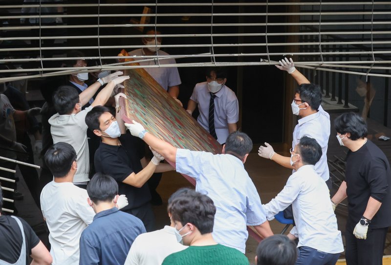 [서울=뉴시스] 김명년 기자 = 10일 오전 서울 종로구 조계사 옆 한국불교역사문화기념관 국제회의장에서 화재가 발생해 관계자들이 문화재를 옮기고 있다. 2025.06.09. kmn@newsis.com