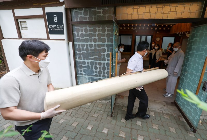 [서울=뉴시스] 김명년 기자 = 10일 오전 서울 종로구 조계사 옆 한국불교역사문화기념관 국제회의장에서 화재가 발생해 관계자들이 문화재를 옮기고 있다. 2025.06.09. kmn@newsis.com