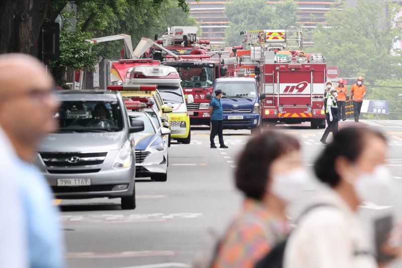 10일 서울 종로구 조계사 불교중앙박물관에서 화재가 발생해 소방관들이 진화작업을 준비하고 있다. 2025.6.10/뉴스1 ⓒ News1 이동해 기자