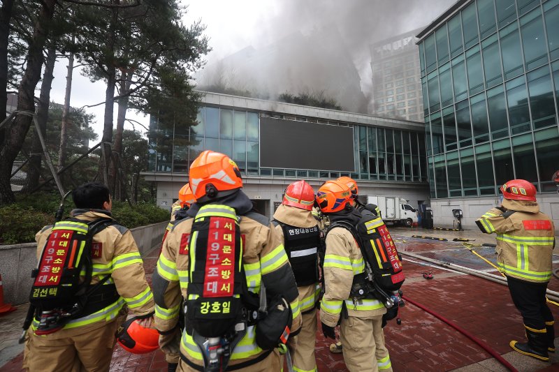 10일 서울 종로구 조계사 불교중앙박물관에서 화재가 발생해 소방관들이 진화작업을 펼치고 있다. 2025.6.10/뉴스1 ⓒ News1 김진환 기자