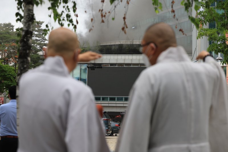 10일 서울 종로구 조계사 옆 불교중앙박물관에서 화재가 발생한 가운데 스님들이 화재 현장을 바라보고 있다. 2025.6.10/뉴스1 ⓒ News1 김진환 기자