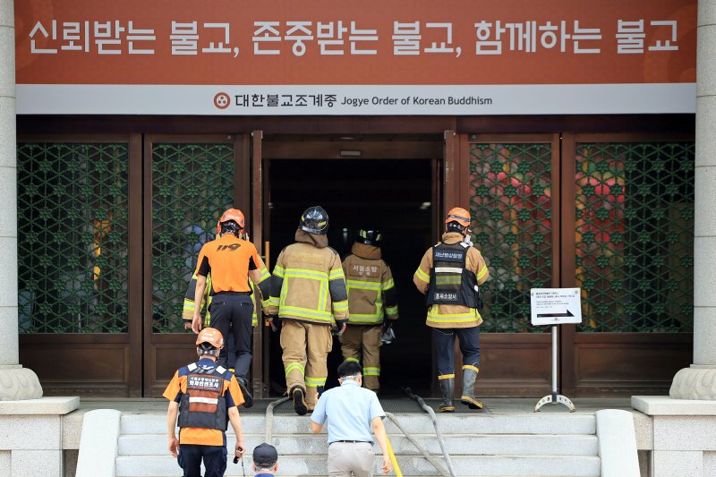 10일 서울 종로구 조계사 불교중앙박물관에서 화재가 발생해 소방관들이 진화작업을 위해 건물 안으로 진입하고 있다. 2025.6.10/뉴스1 ⓒ News1 김진환 기자