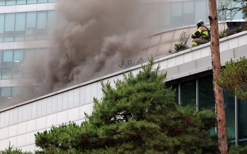 10일 서울 종로구 조계사 불교중앙박물관에서 화재가 발생해 소방관들이 진화작업을 펼치고 있다. 2025.6.10/뉴스1 ⓒ News1 김진환 기자