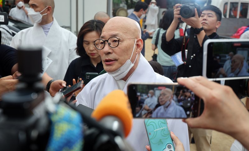 조계종 총무원장 진우스님이 10일 오전 서울 종로구 조계사 옆 불교중앙박물관에서 발생한 화재와 관련해 발언하고 있다. 2025.6.10/뉴스1 ⓒ News1 김진환 기자