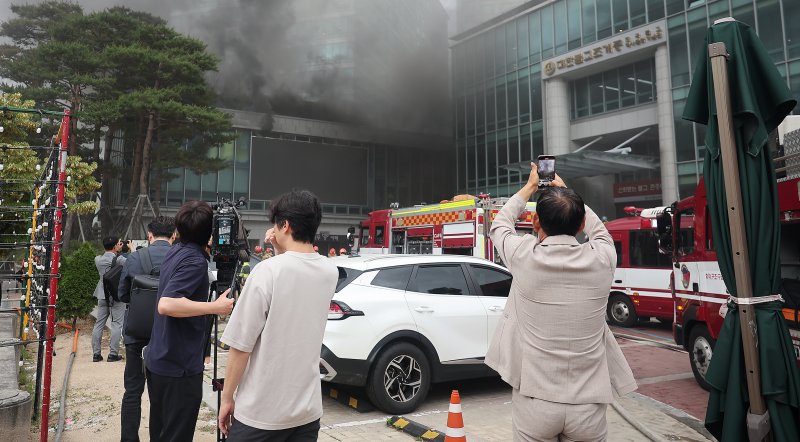 10일 서울 종로구 조계사 불교중앙박물관에서 화재가 발생해 소방관들이 진화작업을 펼치고 있다. 2025.6.10/뉴스1 ⓒ News1 김진환 기자