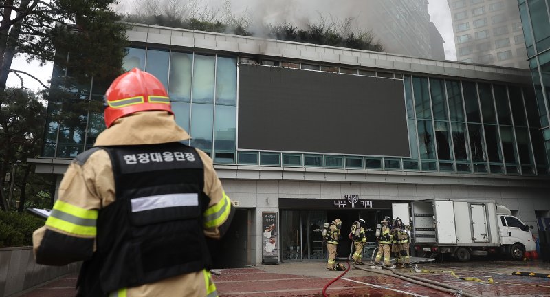 10일 서울 종로구 조계사 불교중앙박물관에서 화재가 발생해 소방관들이 진화작업을 펼치고 있다. 2025.6.10/뉴스1 ⓒ News1 김진환 기자