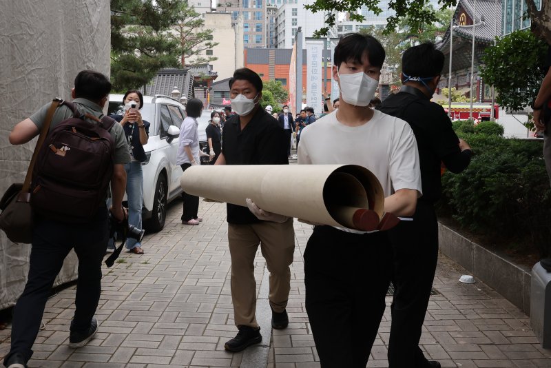 10일 서울 종로구 조계사 옆 불교중앙박물관에서 화재가 발생한 가운데 조계종 등 관계자들이 문화재를 화재 현장 밖으로 옮기고 있다. 2025.6.10/뉴스1 ⓒ News1 이동해 기자