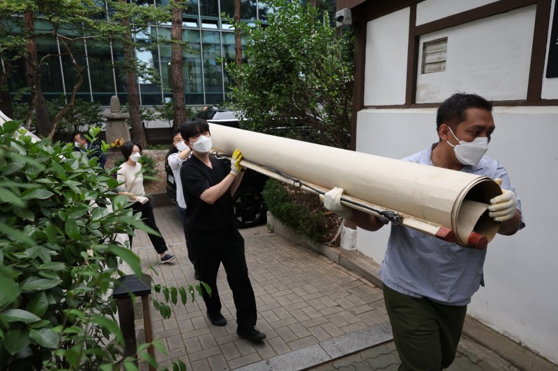 10일 서울 종로구 조계사 옆 불교중앙박물관에서 화재가 발생한 가운데 조계종 등 관계자들이 문화재를 안전한 곳으로 옮기고 있다. 2025.6.10/뉴스1 ⓒ News1 이동해 기자