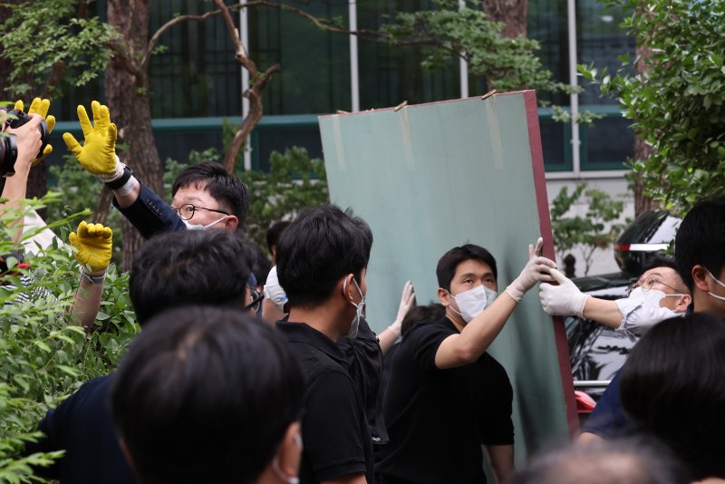 10일 서울 종로구 조계사 옆 불교중앙박물관에서 화재가 발생한 가운데 조계종 등 관계자들이 문화재를 화재 현장 밖으로 옮기고 있다. 2025.6.10/뉴스1 ⓒ News1 이동해 기자