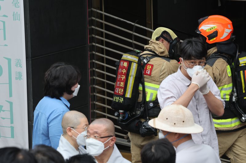 10일 서울 종로구 조계사 옆 불교중앙박물관에서 화재가 발생해 소방관들이 진화작업을 펼치고 있다. 2025.6.10/뉴스1 ⓒ News1 이동해 기자