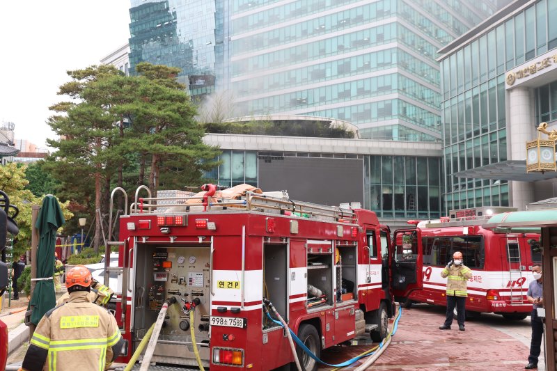 10일 서울 종로구 조계사 불교중앙박물관에서 화재가 발생해 소방관들이 진화작업을 펼치고 있다. 2025.6.10/뉴스1 ⓒ News1 김명섭 기자
