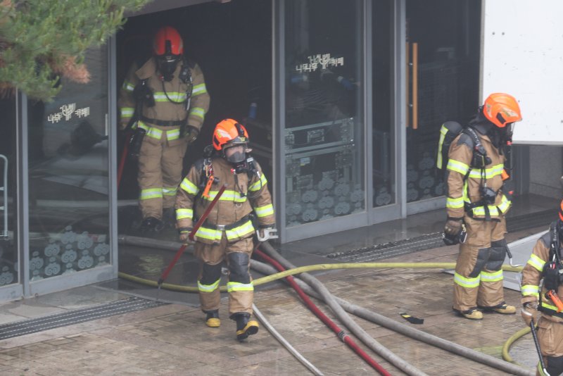 10일 서울 종로구 조계사 옆 불교중앙박물관에서 화재가 발생해 소방관들이 진화작업을 펼치고 있다. 2025.6.10/뉴스1 ⓒ News1 이동해 기자