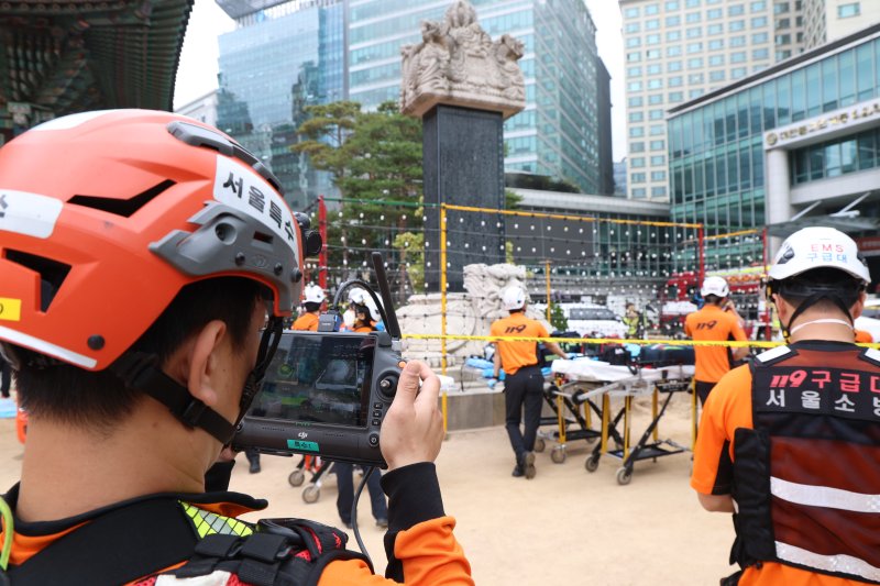 10일 서울 종로구 조계사 불교중앙박물관에서 화재가 발생해 소방관들이 진화작업을 펼치고 있다. 2025.6.10/뉴스1 ⓒ News1 김명섭 기자