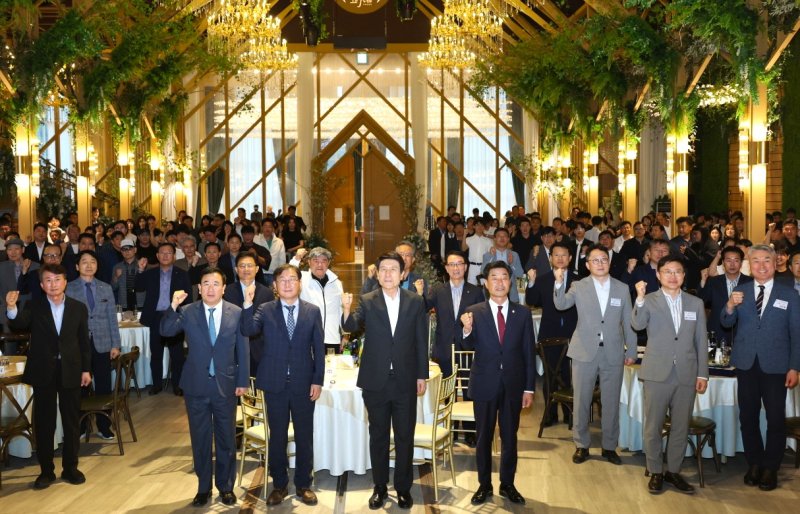 [포항=뉴시스] 송종욱 기자 = 지난달 9~12일 김천시 일원에서 '제63회 경북도민체전'이 열린 가운데 포항시가 종합 우승을 차지했다. 사진은 지난 9일 라메르웨딩컨벤션에서 열린 경북도민체전 포항시 선수단 해단식에서 이강덕 시장과 김일만 시의회 의장, 이재한 시 체육회장 등 경기단체 임원과 선수가 파이팅을 외치며 기념 촬영하는 모습. (사진=포항시 제공) 2025.06.10. photo@newsis.com