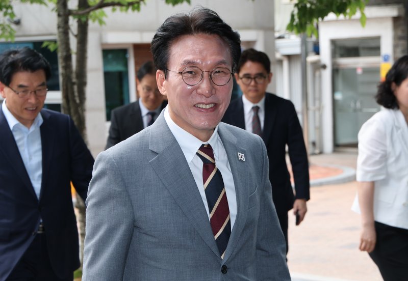 김민석 국무총리 후보자가 10일 오전 서울 종로구 통의동 금융감독원 연수원에 마련된 인사청문회 준비 사무실로 출근을 하고 있다. 2025.6.10/뉴스1 ⓒ News1 임세영 기자