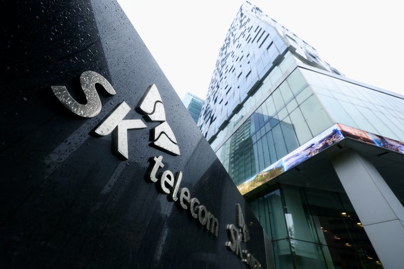 [서울=뉴시스] 김명년 기자 = SK텔레콤이 지난 19일 11시40분께 악성코드 공격으로 가입자 유심(USIM) 정보 일부가 유출된 정황을 확인했다. 이와 관련, SK텔레콤은 이튿날인 20일 한국인터넷진흥원(KISA) 22일 개인정보보호위원회에 각각 신고했다. 이에 정부는 SK텔레콤 개인정보 유출 등 피해현황, 보안취약점 등 사고의 중대성을 고려해 과기정통부 정보보호네트워크정책관을 단장으로 하는 비상대책반을 구성하고 보다 면밀한 대응에 나선다. 사진은 22일 서울 중구 SK텔레콤 본사. 2025.04.22. kmn@newsis.co
