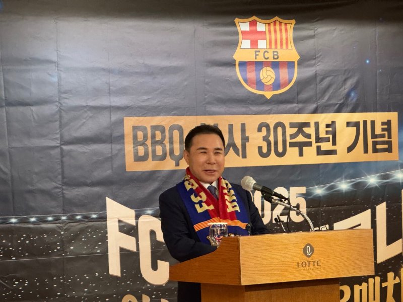 [서울=뉴시스] 윤홍근 제너시스BBQ 회장이 창사 30주년 기념 FC바르셀로나 초청 서울 매치에 대해 설명하고 있다. (사진=뉴시스) 2025.05.10. photo@newsis.com *재판매 및 DB 금지
