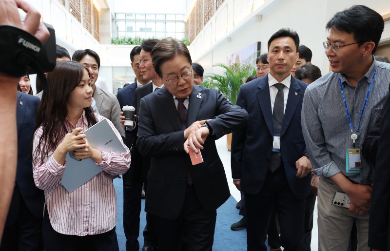 이재명 대통령과 출입기자들 (서울=연합뉴스) 한상균 기자 = 이재명 대통령이 10일 서울 용산 대통령실 청사에서 시계를 보며 이동하고 있다. 이 대통령은 이날 직원 식당에서 참모들과 점심 식사를 한 뒤 마주친 출입기자과 셀카를 찍기도 했다. 2025.6.10 xyz@yna.co.kr (끝)