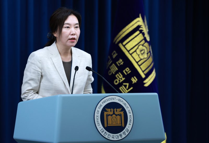 [서울=뉴시스] 고범준 기자 = 강유정 대변인이 10일 서울 용산구 대통령실 브리핑룸에서 국민추천제 관련 브리핑을 하고 있다. 2025.06.10. bjko@newsis.com
