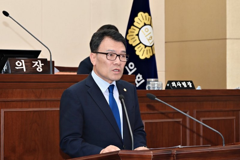 10일 열린 전북 남원시의회 제273회 정례회 제1차 본회의에서 강인식 의원이 ‘제22대 국회 공공의대 법안 통과 촉구 결의안’ 제안 설명을 하고 있다.(남원시의회 제공. 재판매 및 DB금지)/뉴스1