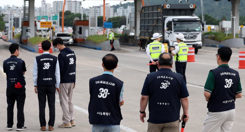 [구리=뉴시스] 추상철 기자 = 서울시 38세금 조사관과 경찰, 한국도로공사 직원들이 10일 오전 경기 구리시 구리남양주톨게이트에서 자동차세, 과태료, 고속도로 통행료 상습 체납차량 합동단속을 하고 있다. 2025.06.10. scchoo@newsis.com