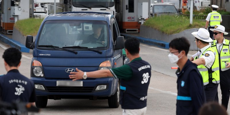 [구리=뉴시스] 추상철 기자 = 서울시 38세금 조사관과 경찰, 한국도로공사 직원들이 10일 오전 경기 구리시 구리남양주톨게이트에서 자동차세, 과태료, 고속도로 통행료 상습 체납차량 합동단속을 하고 있다. 2025.06.10. scchoo@newsis.com
