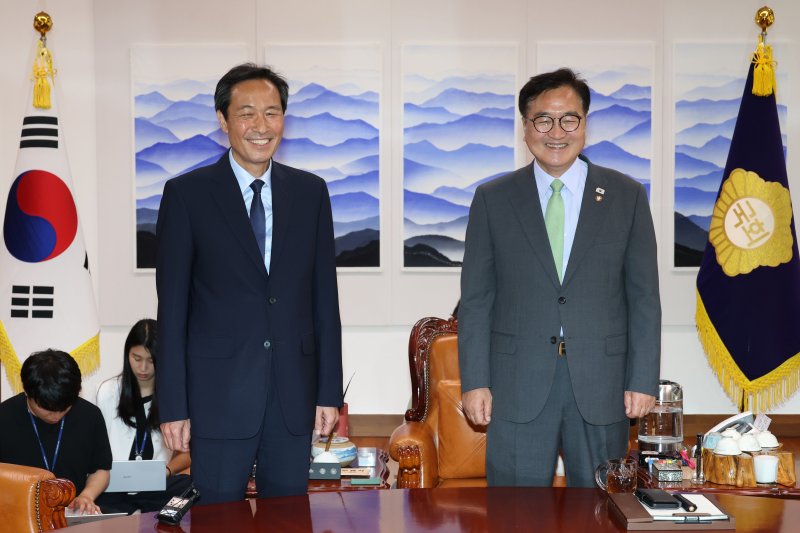 우상호 대통령실 정무수석이 10일 오후 서울 여의도 국회에서 우원식 국회의장을 만나 기념촬영을 마친뒤 발언하고 있다. 2025.6.10/뉴스1 ⓒ News1 이광호 기자