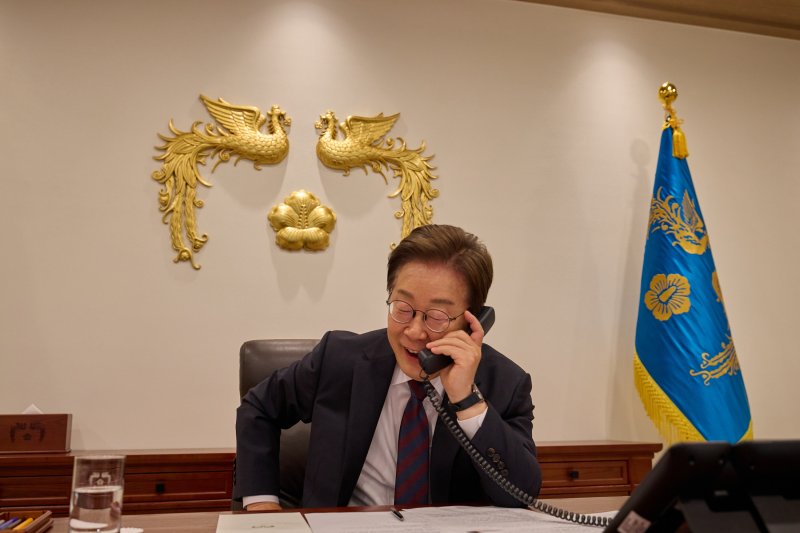 이재명 대통령이 10일 서울 용산구 대통령실 청사 집무실에서 시진핑 중국 국가주석과 전화 통화를 하고 있다. (대통령실 제공. 재판매 및 DB 금지) 2025.6.10/뉴스1 ⓒ News1 허경 기자