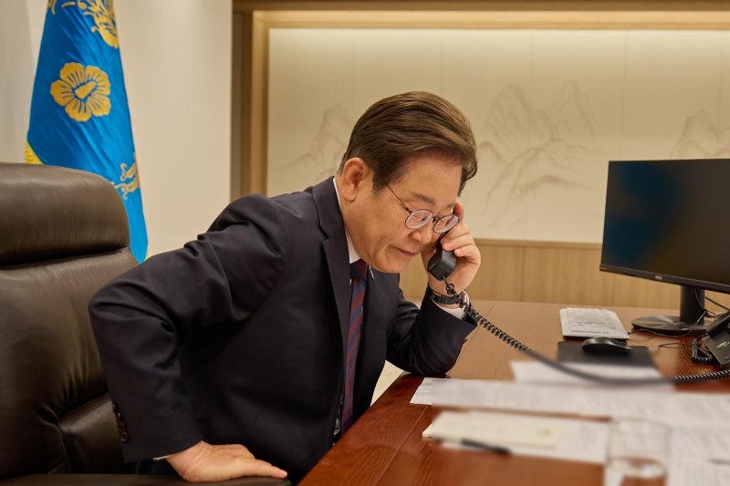 이재명 대통령이 10일 서울 용산구 대통령실 청사 집무실에서 시진핑 중국 국가주석과 전화 통화를 하고 있다. (대통령실 제공. 재판매 및 DB 금지) 2025.6.10/뉴스1 ⓒ News1 허경 기자