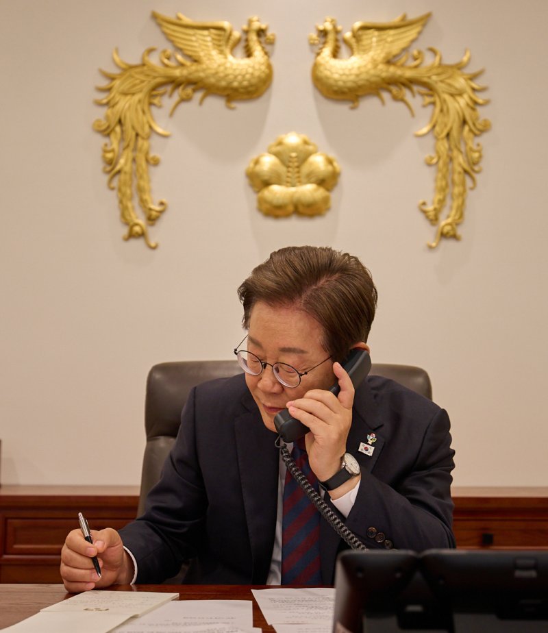 이재명 대통령이 10일 서울 용산구 대통령실 청사 집무실에서 시진핑 중국 국가주석과 전화 통화를 하고 있다. (대통령실 제공. 재판매 및 DB 금지) 2025.6.10/뉴스1 ⓒ News1 허경 기자