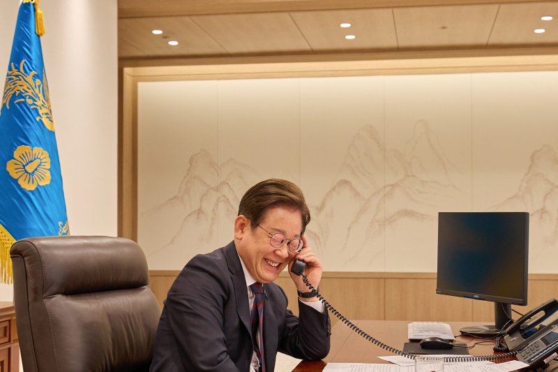 이재명 대통령이 10일 서울 용산구 대통령실 청사 집무실에서 시진핑 중국 국가주석과 전화 통화를 하고 있다. (대통령실 제공. 재판매 및 DB 금지) 2025.6.10/뉴스1 ⓒ News1 허경 기자