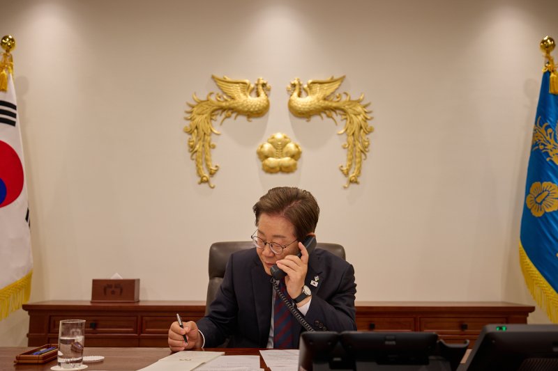 이재명 대통령이 10일 서울 용산구 대통령실 청사 집무실에서 시진핑 중국 국가주석과 전화 통화를 하고 있다. (대통령실 제공. 재판매 및 DB 금지) 2025.6.10/뉴스1 ⓒ News1 허경 기자