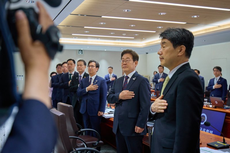 이재명 대통령이 10일 서울 용산구 대통령실 청사에서 열린 국무회의에서 국무위원들과 함께 국민의례를 하고 있다. (대통령실 제공. 재판매 및 DB 금지) 2025.6.10/뉴스1 ⓒ News1 허경 기자