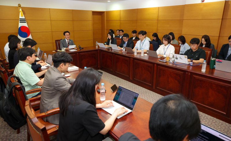 김민석 국무총리 후보자가 10일 오전 서울 종로구 통의동 금융감독연수원에 마련된 청문회 준비단 사무실에서 기자들의 질문에 답하고 있다. 뉴스1