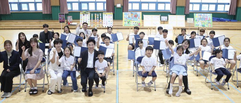 김대중 교육감과 조도초 학생들이 교내 시낭송 행사를 마친 뒤 함께 기념사진을 촬영하고 있다.(전남교육청 제공, 재판매 및 DB금지)