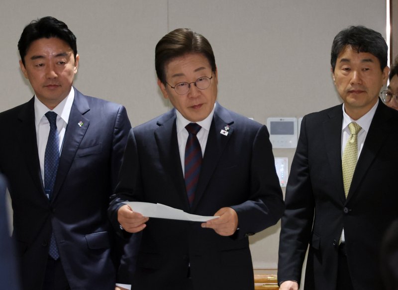 [서울=뉴시스] 최진석 기자 = 이재명 대통령이 10일 서울 용산 대통령실에서 열린 국무회의에 입장하고 있다. (대통령실통신사진기자단) 2025.06.10. myjs@newsis.com