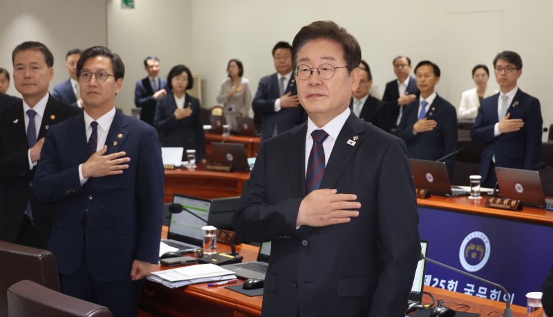 [서울=뉴시스] 최진석 기자 = 이재명 대통령이 10일 서울 용산 대통령실에서 열린 국무회의에서 국기에 경례하고 있다. (대통령실통신사진기자단) 2025.06.10. myjs@newsis.com
