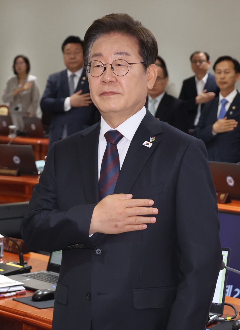 [서울=뉴시스] 최진석 기자 = 이재명 대통령이 10일 서울 용산 대통령실에서 열린 국무회의에서 국기에 경례하고 있다. (대통령실통신사진기자단) 2025.06.10. myjs@newsis.com