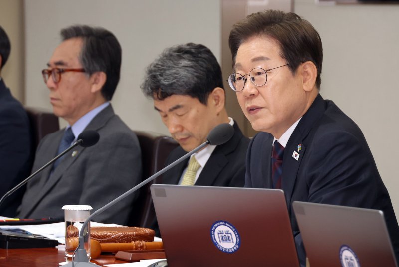 [서울=뉴시스] 최진석 기자 = 이재명 대통령이 10일 서울 용산 대통령실에서 열린 국무회의를 주재하고 있다. (대통령실통신사진기자단) 2025.06.10. myjs@newsis.com