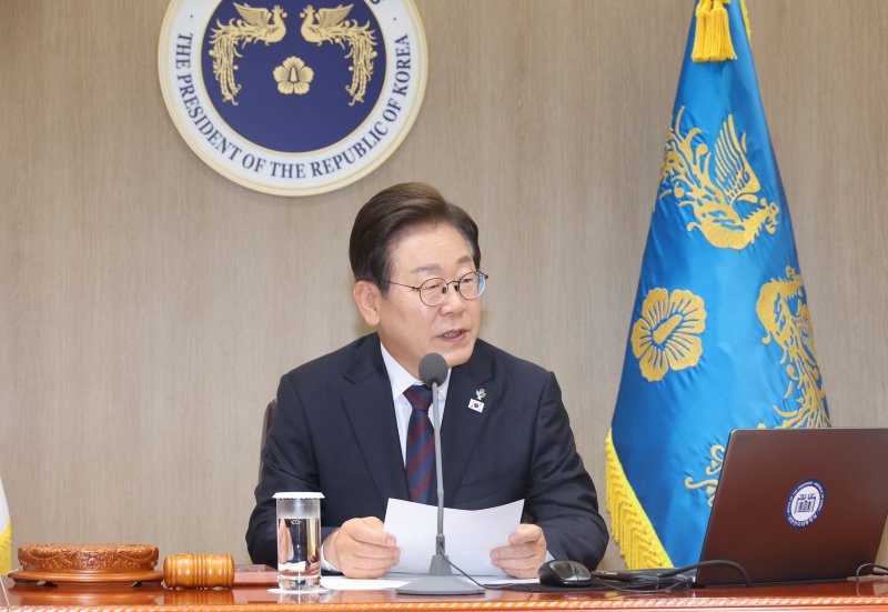 [서울=뉴시스] 최진석 기자 = 이재명 대통령이 10일 서울 용산 대통령실에서 열린 국무회의에서 발언하고 있다. (대통령실통신사진기자단) 2025.06.10. myjs@newsis.com