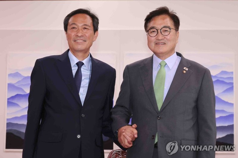 우원식 국회의장 예방한 우상호 정무수석 (출처=연합뉴스)