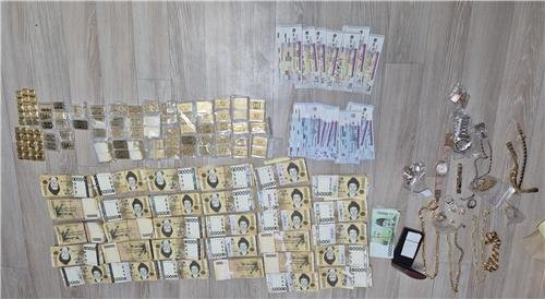 배낭 속 금괴, 쓰레기로 위장한 수표다발 우수수 (출처=연합뉴스)