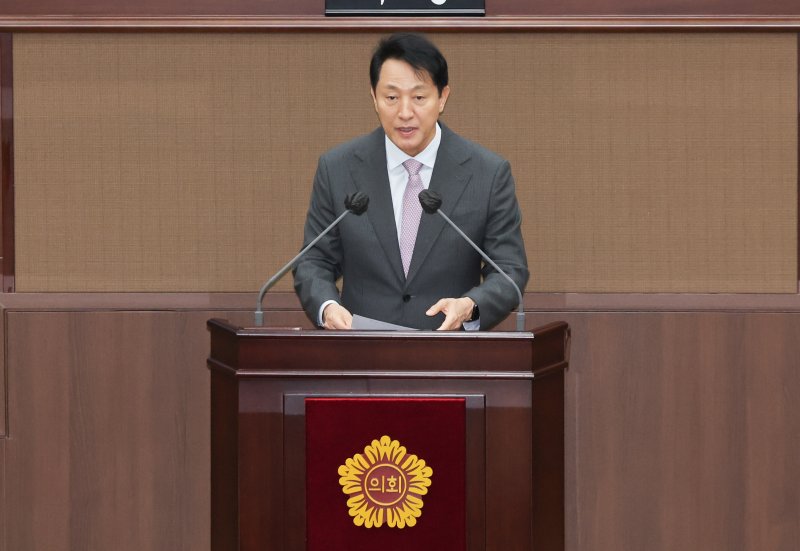 오세훈 서울시장이 15일 서울 중구 서울시의회에서 열린 제330회 임시회 본회의 개회식에서 간부 소개를 하고 있다. 2025.4.15/뉴스1 ⓒ News1 허경 기자