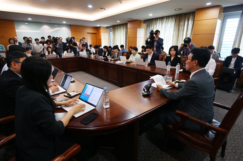 김민석 국무총리 후보자가 10일 오전 서울 종로구 통의동 금융감독연수원에 마련된 청문회 준비단 사무실에서 출입기자들과 간담회를 갖고 있다. (공동취재) 2025.6.10/뉴스1 ⓒ News1 임세영 기자
