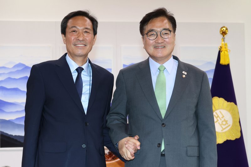 우원식 국회의장이 10일 오후 서울 여의도 국회를 찾은 우상호 정무수석을 접견하고 있다. 2025.6.10/뉴스1 ⓒ News1 이광호 기자