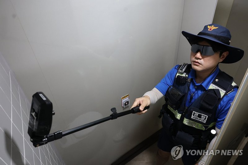 해운대 해수욕장 인근 공중화장실 불법 카메라 탐지하는 경찰 (출처=연합뉴스)