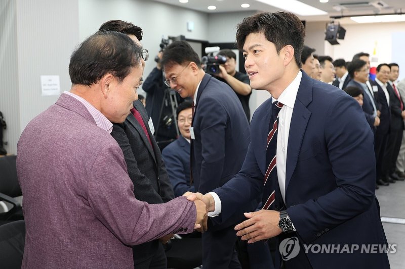 참석자들과 악수하는 김용태 비상대책위원장 (출처=연합뉴스)